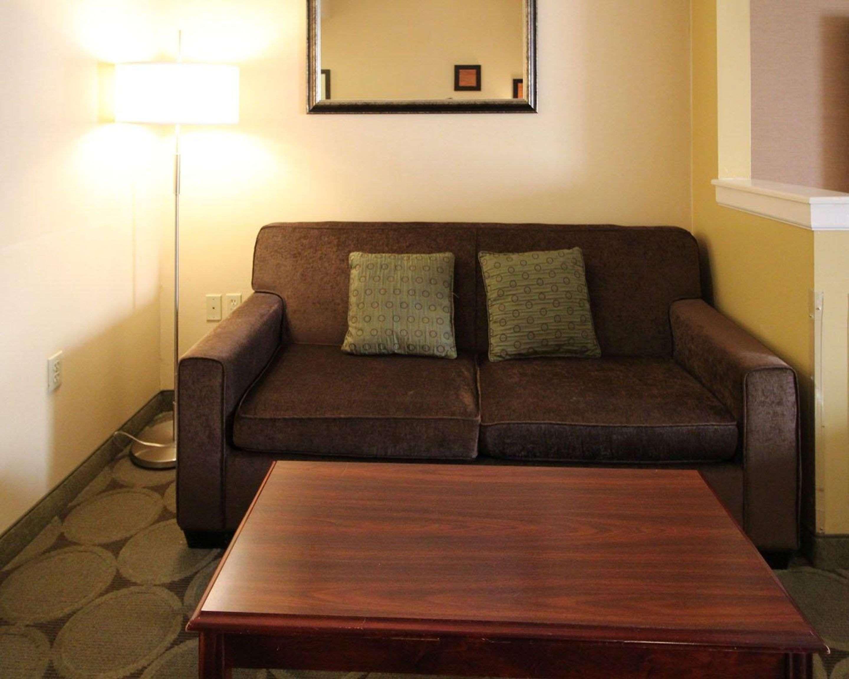 Comfort Suites Near University North Brunswick Exteriör bild